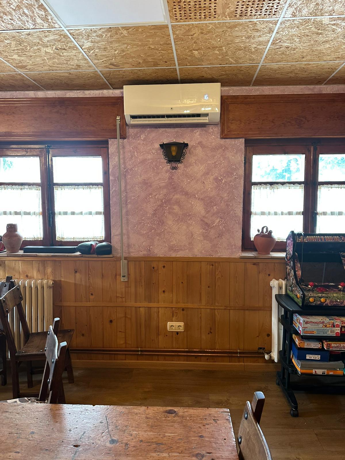 Aire acondicionado instalado en salón rural integrado